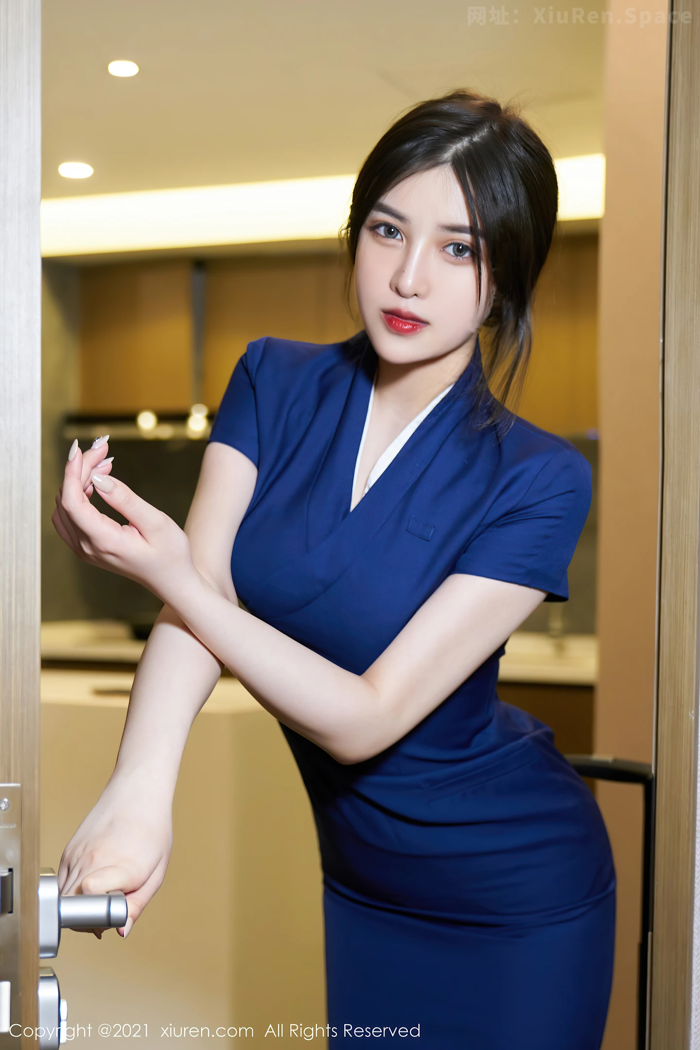 图片[3]-[XiuRen秀人网]VOL.3629 模特韩静安私房优雅空乘制服配开档黑丝裤袜秀翘臀诱惑写真44P-秀人网官方网站
